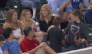 Že gentlemani vymřeli? Tenhle mladý kluk svým gestem na baseballovém zápase dostal pěknou slečnu