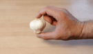 Revoluční trik! Ukážeme vám, jak oloupat celou paličku česneku za méně než 25 sekund