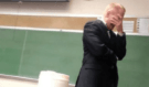 Při přednášce zazvonil jedné studentce mobil, když jej zvedla, profesor se hanbou málem propadl!