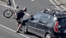 Řidič v Ostravě troubil na cyklistu. Podívejte, jak mu na oplátku rozmlátil auto