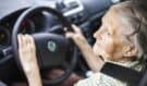 Důchodci budou muset opakovat autoškolu. Někteří už neumí řídit, přijdou o řidičák
