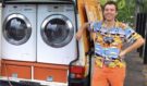 Svou dodávku přeměnil na mobilní prádelnu, aby mohl zdarma vyprat oblečení lidí žijících na ulici