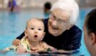 Tato babička ve svých 102 letech stále učí děti plavání: Zaslouží si velký respekt
