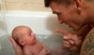 Otcův první zážitek z koupele s novorozencem: Potěšující okamžik (VIDEO)