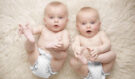 Australská matka jednovaječných dvojčat neustále tají jedno ze svých dětí: Takový má k tomu důvod