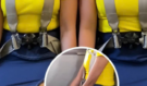 Proč si letušky během vzletu a přistání sedají na ruce? Důvod vás překvapí