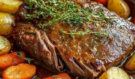 Dokonalá hovězí pečeně s bramborami a mrkví: Recept na šťavnatý rodinný oběd