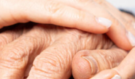 Příběh o kráse stáří: Jak pečovatelka změnila pohled na ruce starší ženy