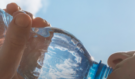 Zdravotní rizika spojená s konzumací balené vody: Nové poznatky o mikroplastech