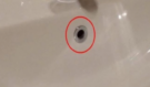Malý otvor v umyvadle? Zdánlivě zbytečný detail má důležitou funkci