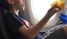 Nevychovaný cestující: Teenager házel chipsy v business třídě, otec se jen smál