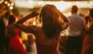 Žena si myslela, že předstírat roli přítelkyně na svatbě bude zábava. Brzy si to ale přála nikdy neudělat