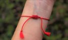 Červená šňůrka na zápěstí: tajemný talisman proti zlu, nebo jen módní hit? Odborníci připomínají staré mystické učení