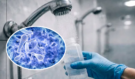 Šokující zjištění hygieniků: Smrtící bakterie ve sprchách tělocvičen i internátů! Riziko pro stovky lidí