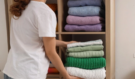 Konec šatníkové džungle: 9 triků, jak si bleskově zorganizovat skříň a zkrátit ranní chaos