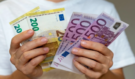 Nenápadný zvonek, který vám má přitáhnout peníze do domu: kam ho pověsit, aby opravdu „fungoval“?