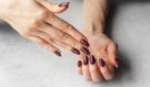 Oválné nehty se vracejí na výsluní: hollywoodská klasika, která válcuje manikúrové trendy