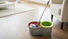 Podlaha čistá jako zrcadlo a vůně, která vydrží týden? Zapomeňte na drahou chemii, stačí vám půl sklenice tohoto levného zázraku!