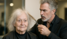Důchodkyně přišla ke kadeřníkovi se slovy „dělejte si se mnou cokoliv“. Podívejte se co s ní slavný The Makeover Guy udělal?