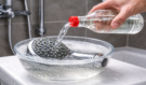 Instalatéři o tom moc nemluví: Jeden levný domácí trik odstraní vodní kámen rychleji než drahá chemie z obchodu!