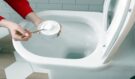 Vložte sáček tohoto běžného koření do záchodové mísy: Přes noc dokáže zázraky, o kterých drahá chemie jen sní!