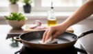 Proč zkušené hospodyňky potírají pánev octem ještě předtím, než zapnou sporák? Zapomenutý trik, který vám zachrání kuchyň