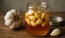 Domácí „zázračný“ sirup z česneku a medu: Má být 10× silnější než antibiotika. Co na to lékaři?