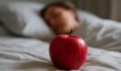 Jablko před spaním: Tajný trik našich babiček, který vám může změnit noc