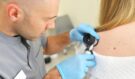Nenápadná piha, nebo tichý zabiják? Lékař varuje před melanomem a boří mýtus o „zdravém opalování“