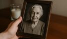 Šokující ezoterické varování: Proč byste si doma neměli vystavovat fotografie mrtvých blízkých?