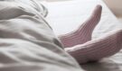 Ponožky v posteli jako tajná zbraň proti nespavosti? Odbornice odhalují překvapivý mechanismus v těle