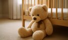 Tragédie v dětském pokojíčku: Plyšový medvěd připravil batole o život. Chyba, kterou dělají tisíce rodičů