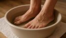 Zapáchající nohy, plísně a popraskané paty: jednoduchá domácí koupel, která může zachránit vaše chodidla