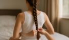 Zapomeňte na drahé krémy: 5minutový „cop mladosti“, který slibuje lehčí nohy i více energie