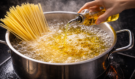 STOP! Okamžitě přestaňte lít olej do vody na špagety! Celý život to děláte špatně a zbytečně tím všechno ničíte. Tohle je ta jedna JEDINÁ věc, kterou tam musíte dát!