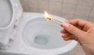 Zapalte sirku na záchodě. Tenhle starý trik funguje tak dobře, že ho budete dělat pokaždé
