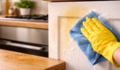 Vaše kuchyňská linka je mastná, i když ji každý den utíráte? Nejste sama. A pravděpodobně děláte jednu chybu