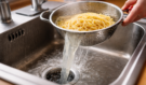 Instalatéři varují: Tuhle chybu dělá při vaření skoro každý – a může vás stát tisíce za opravu potrubí