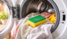 Vložte do pračky obyčejnou houbičku na nádobí: Tento jednoduchý trik vás překvapí