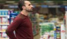 Manželka utekla za boháčem a nechala mu dvě malé dcery. Po letech ji potkal v supermarketu – a přišla ledová sprcha