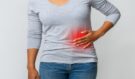 Píchá vás pod pravým žebrem? Tento nenápadný signál může skončit v nemocnici!