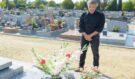 Před 11 lety přišel o milovanou ženu. Když teď dorazil k jejímu hrobu, zůstal stát v šoku