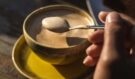 Zapomeňte na cukr v kávě: Tahle voňavá ingredience může změnit vaše ráno i postavu!