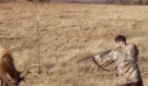 Mířil pistolí na jelena. To, co zachytila kamera o vteřinu později, bere dech!