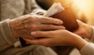 Stát vyplácí příspěvek, o který si řekne jen zlomek seniorů: Můžete získat až 19 200 Kč měsíčně!