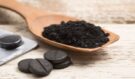 Aktivní uhlí není nevinný detox: Může pomoct při trávení, ale jedno riziko lidé nebezpečně podceňují!