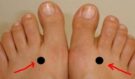 Dvě minuty na chodidle a lidé hlásí okamžitou úlevu: Tenhle „tajný bod“ teď zkouší kdekdo