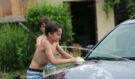 Klučina myl sousedce auto. Když řekl, co mu chybí, Facebook spustil obří lavinu pomoci
