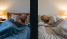 Spíte po padesátce raději každý zvlášť? 4 důvody, proč to páry dělají – a vztah tím nemusí trpět