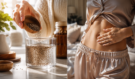 Stačí dvě ingredience před spaním: Tento zapomenutý domácí drink probudí unavený metabolismus a vyčistí střeva jako buldozer